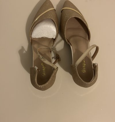 Gold shoes Size 39 /U.K  size 6 (close)